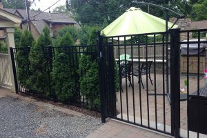 Which is Better: A Wood or Aluminum Fence?